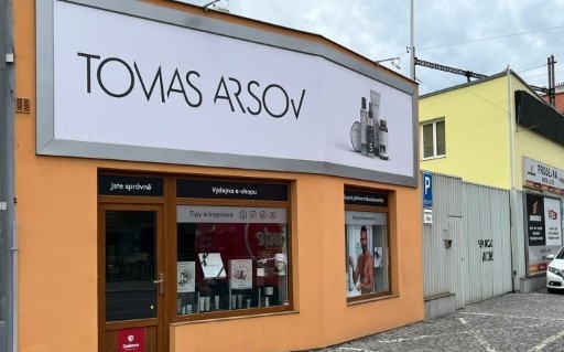 Interiér salonu Tomas Arsov v Praze
